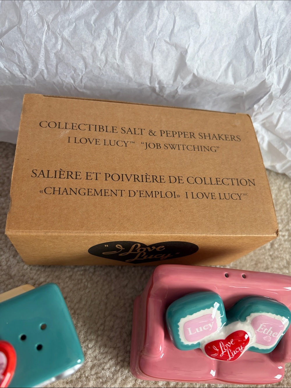 NRFB I Love Lucy Pink Couch & Teal TV Salt and Pepper Shakers - Picture 2 of 7